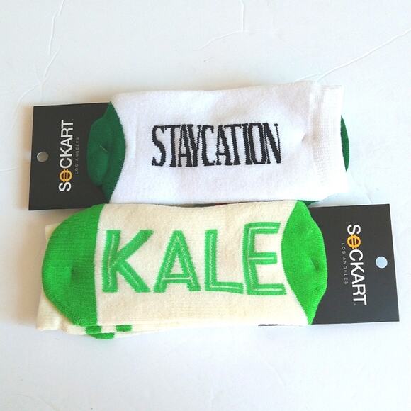 NWT 2 Pair Women's Sockart Kale Staycation Socks Size 5-11 - Picture 1 of 3